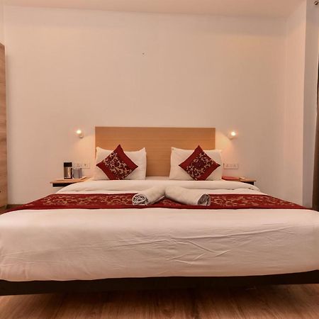 Hotel Red Saffron Нью-Дели Экстерьер фото