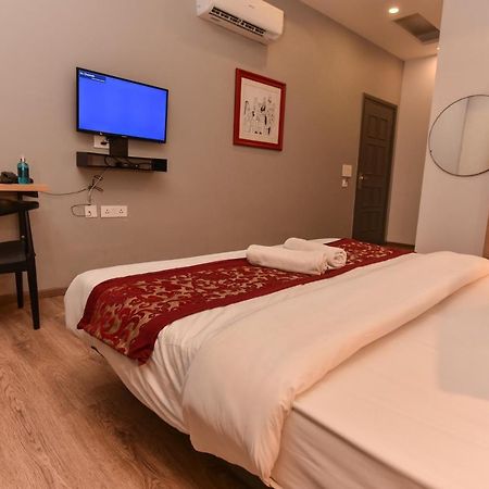 Hotel Red Saffron Нью-Дели Экстерьер фото