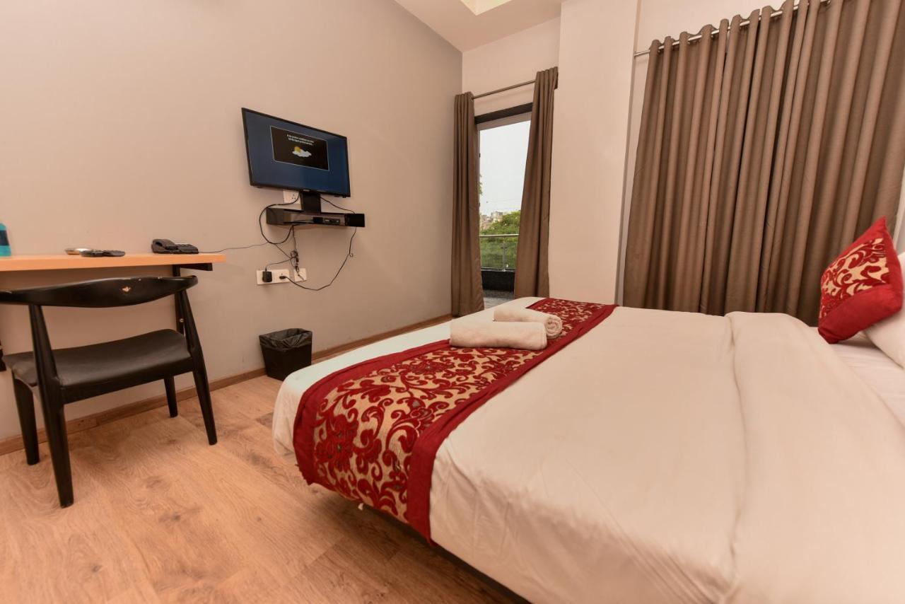 Hotel Red Saffron Нью-Дели Экстерьер фото