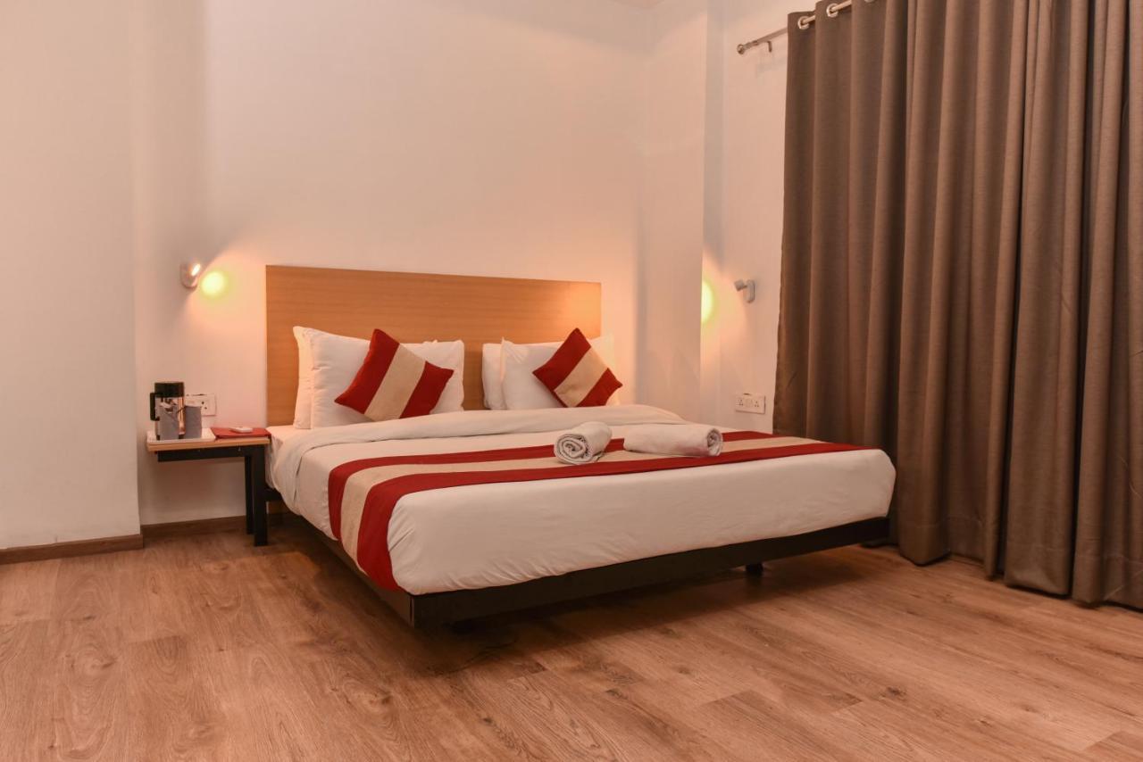 Hotel Red Saffron Нью-Дели Экстерьер фото