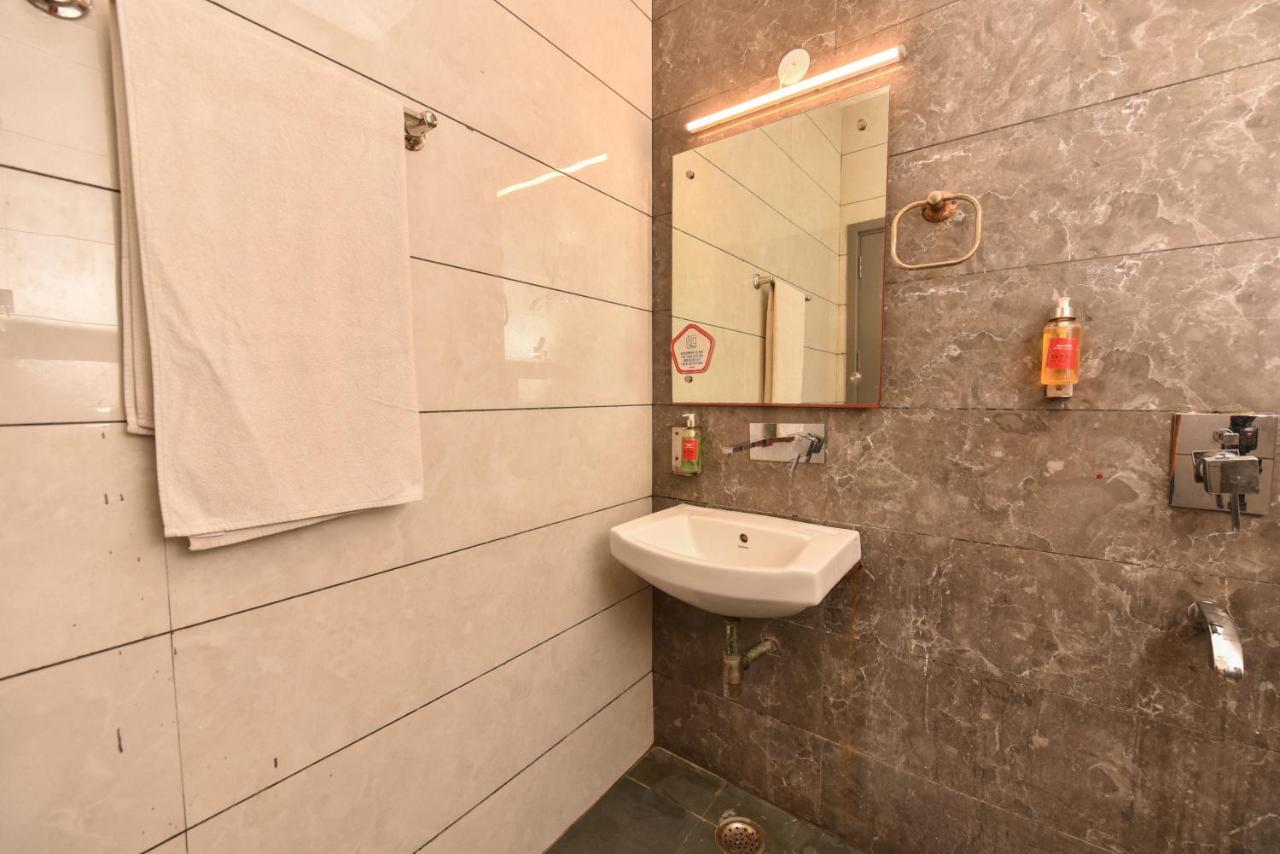 Hotel Red Saffron Нью-Дели Экстерьер фото