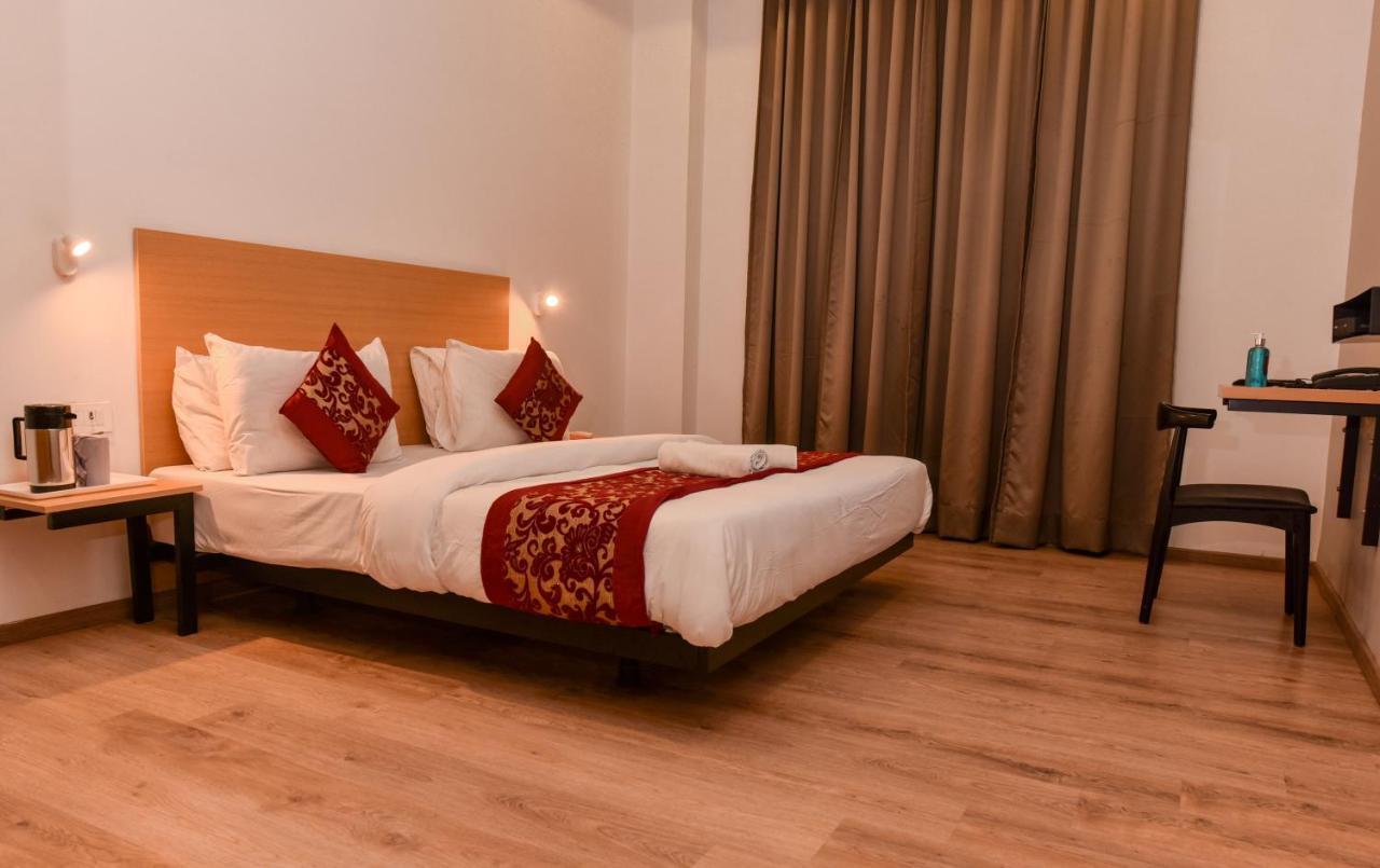 Hotel Red Saffron Нью-Дели Экстерьер фото