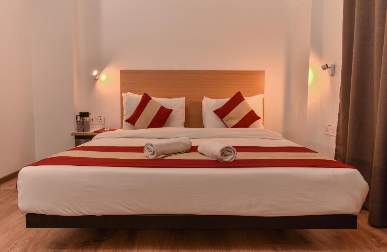 Hotel Red Saffron Нью-Дели Экстерьер фото