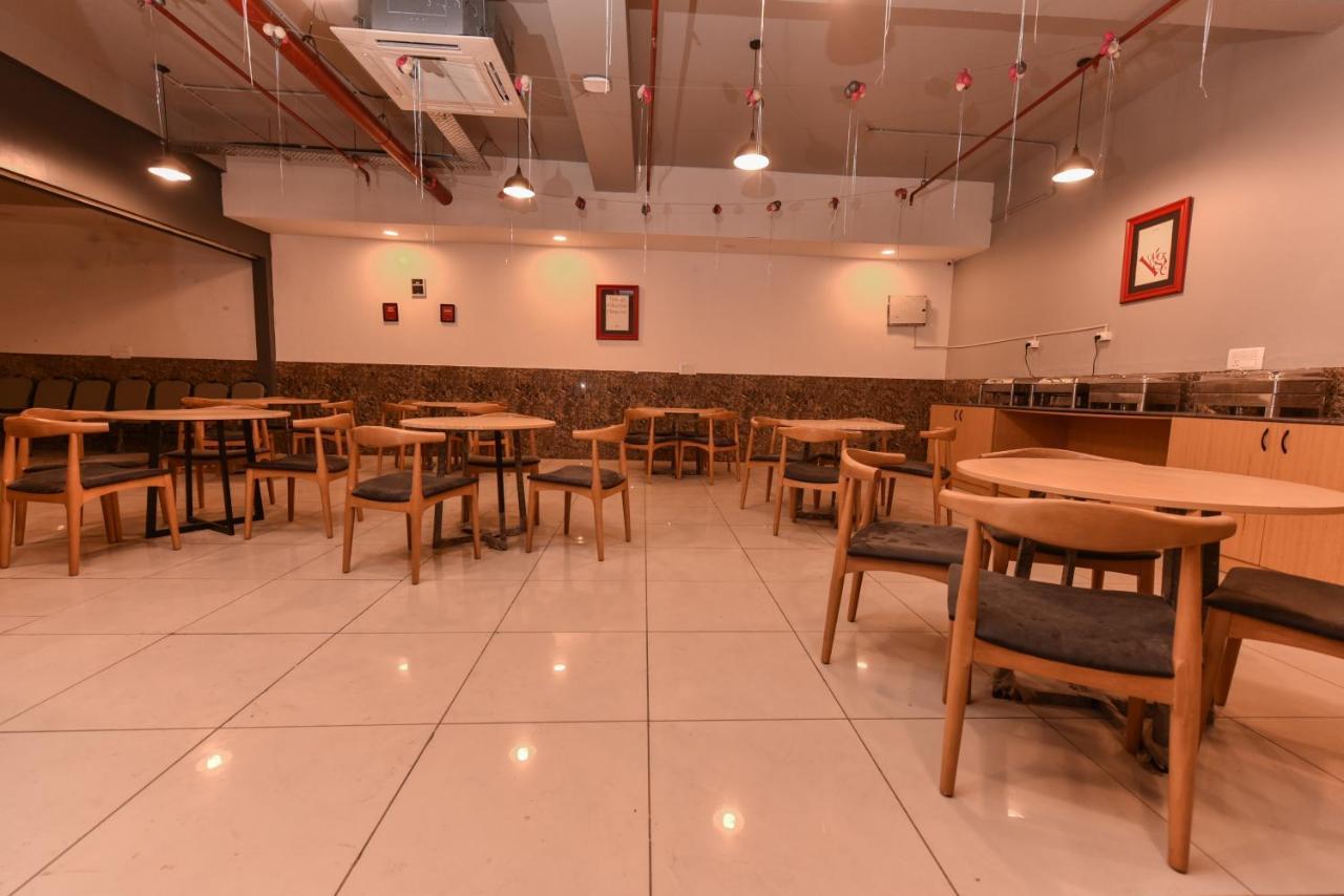 Hotel Red Saffron Нью-Дели Экстерьер фото