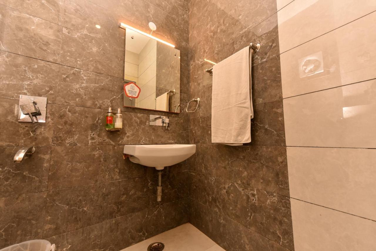 Hotel Red Saffron Нью-Дели Экстерьер фото