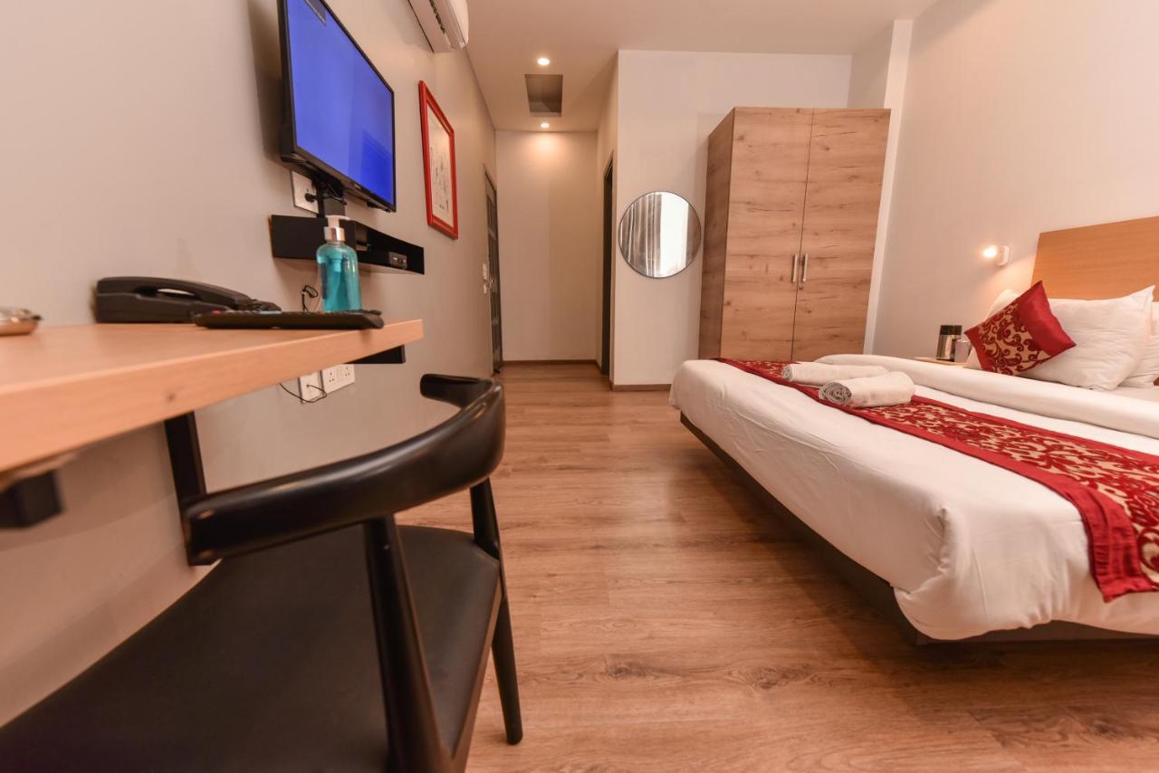 Hotel Red Saffron Нью-Дели Экстерьер фото