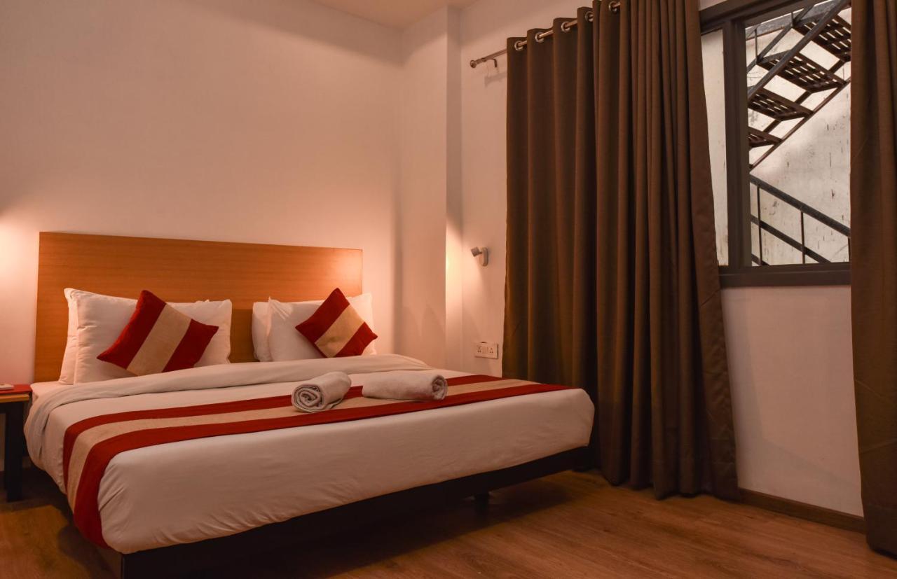 Hotel Red Saffron Нью-Дели Экстерьер фото