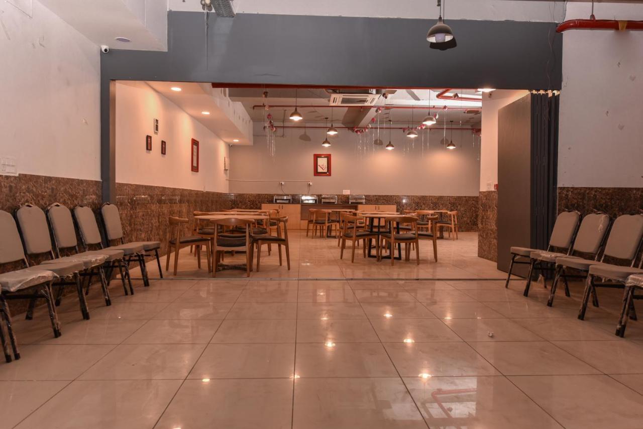 Hotel Red Saffron Нью-Дели Экстерьер фото