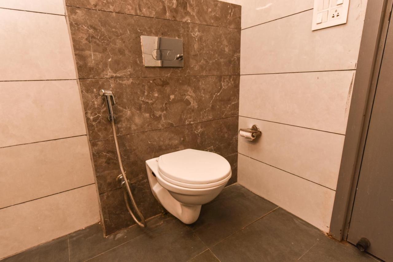 Hotel Red Saffron Нью-Дели Экстерьер фото
