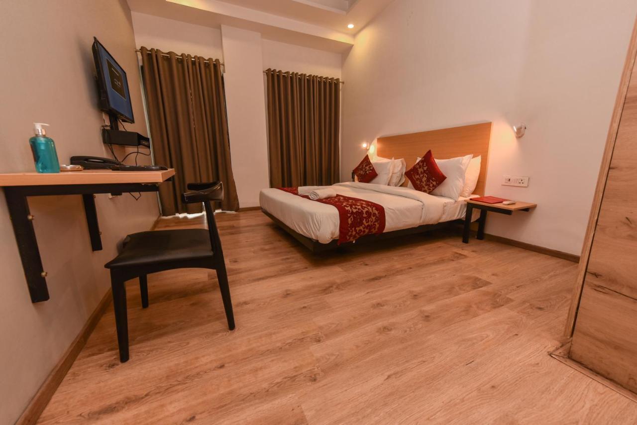 Hotel Red Saffron Нью-Дели Экстерьер фото
