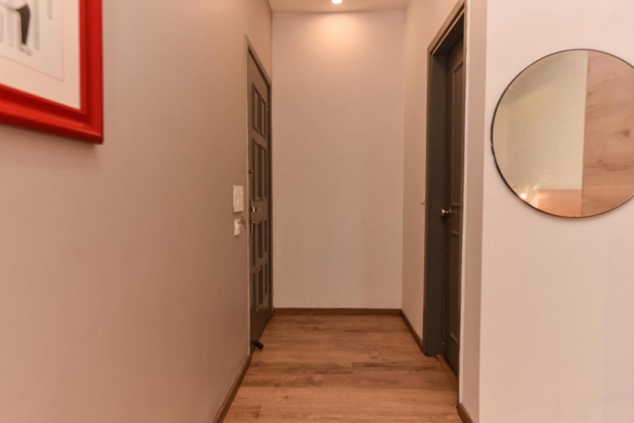Hotel Red Saffron Нью-Дели Экстерьер фото