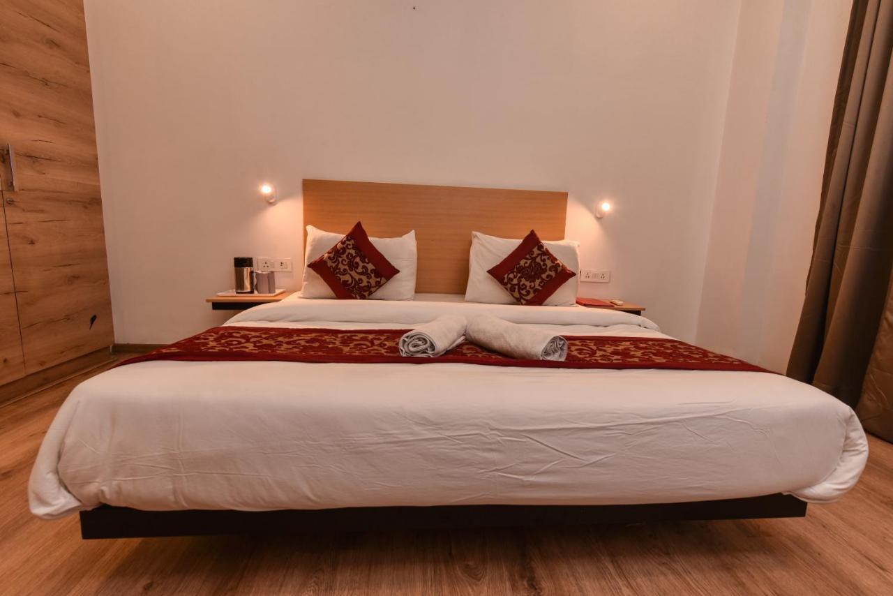 Hotel Red Saffron Нью-Дели Экстерьер фото