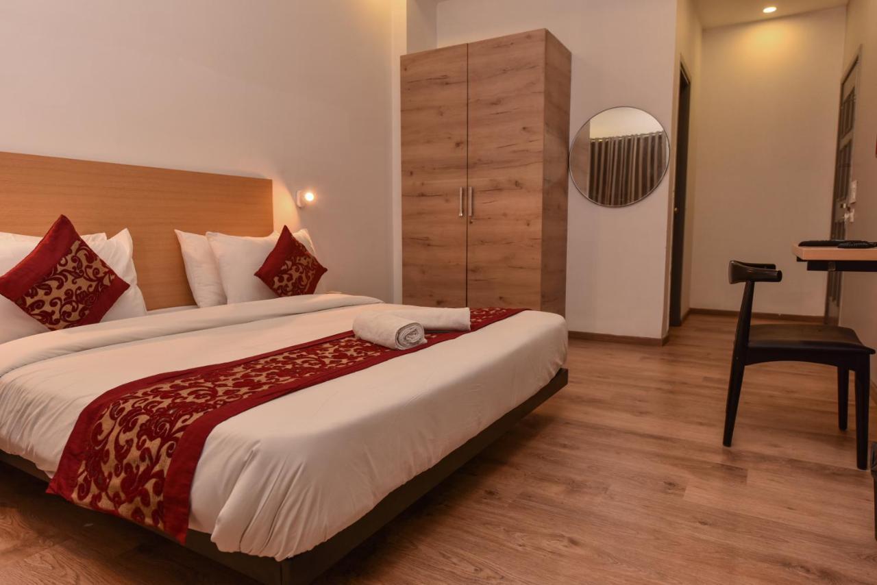 Hotel Red Saffron Нью-Дели Экстерьер фото